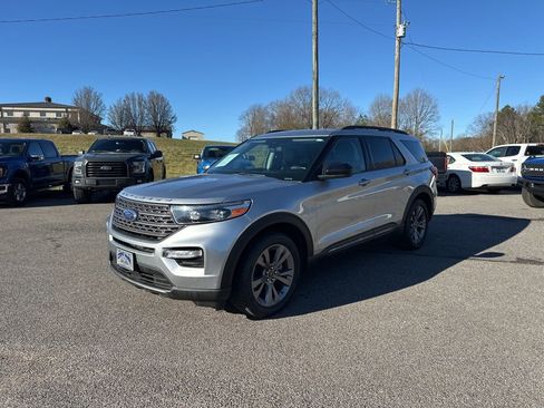 Used 2022 Ford Explorer XLT w/ Equipment Group 202A image 7