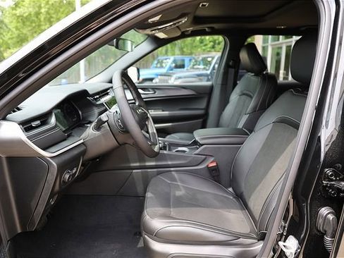 New 2025 Jeep Grand Cherokee L Altitude image 17