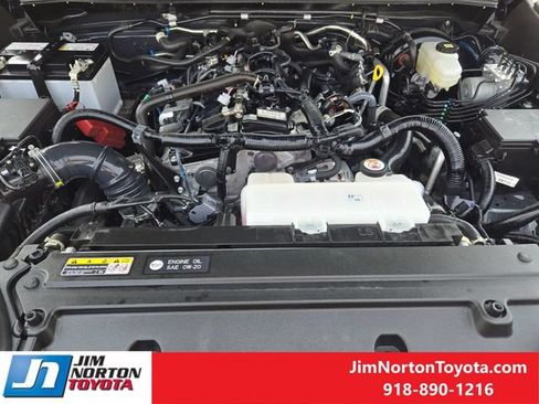 Used 2025 Toyota 4Runner SR5 AWD/4WD image 31