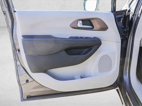 Used 2018 Chrysler Pacifica Touring Plus w/ Tire & Wheel Group image 12