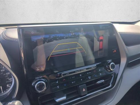 Used 2021 Toyota Highlander Limited FWD image 18