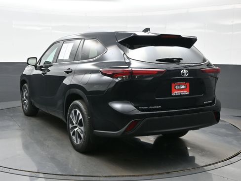 Used 2024 Toyota Highlander XLE AWD/4WD image 4