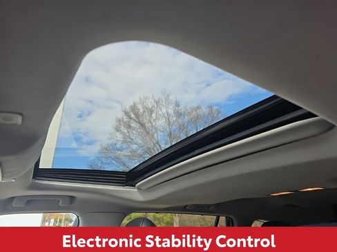 Used 2024 Toyota Highlander XLE image 25