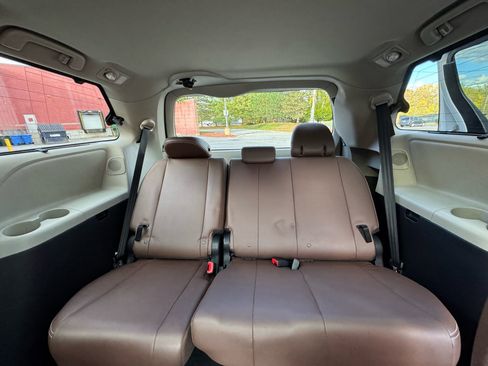 Used 2019 Toyota Sienna Limited Premium image 10