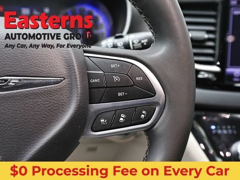 Used 2024 Chrysler Pacifica Touring-L FWD image 16