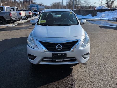 Used 2019 Nissan Versa SV image 2