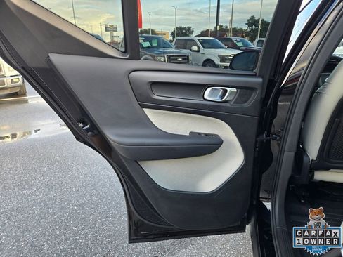 Used 2019 Volvo XC40 T4 Momentum image 47