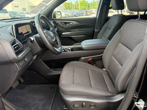Used 2025 Chevrolet Traverse LT w/ Driver Confidence Package FWD image 10