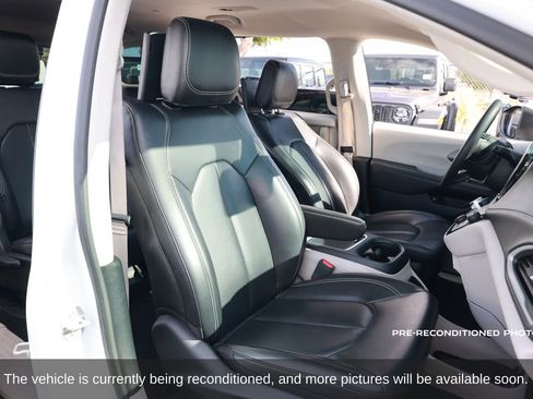 Used 2023 Chrysler Pacifica Touring-L w/ Uconnect Theater Family Group image 15