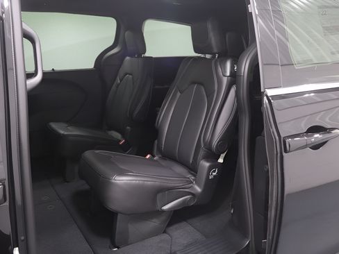 New 2026 Chrysler Pacifica Select FWD image 12