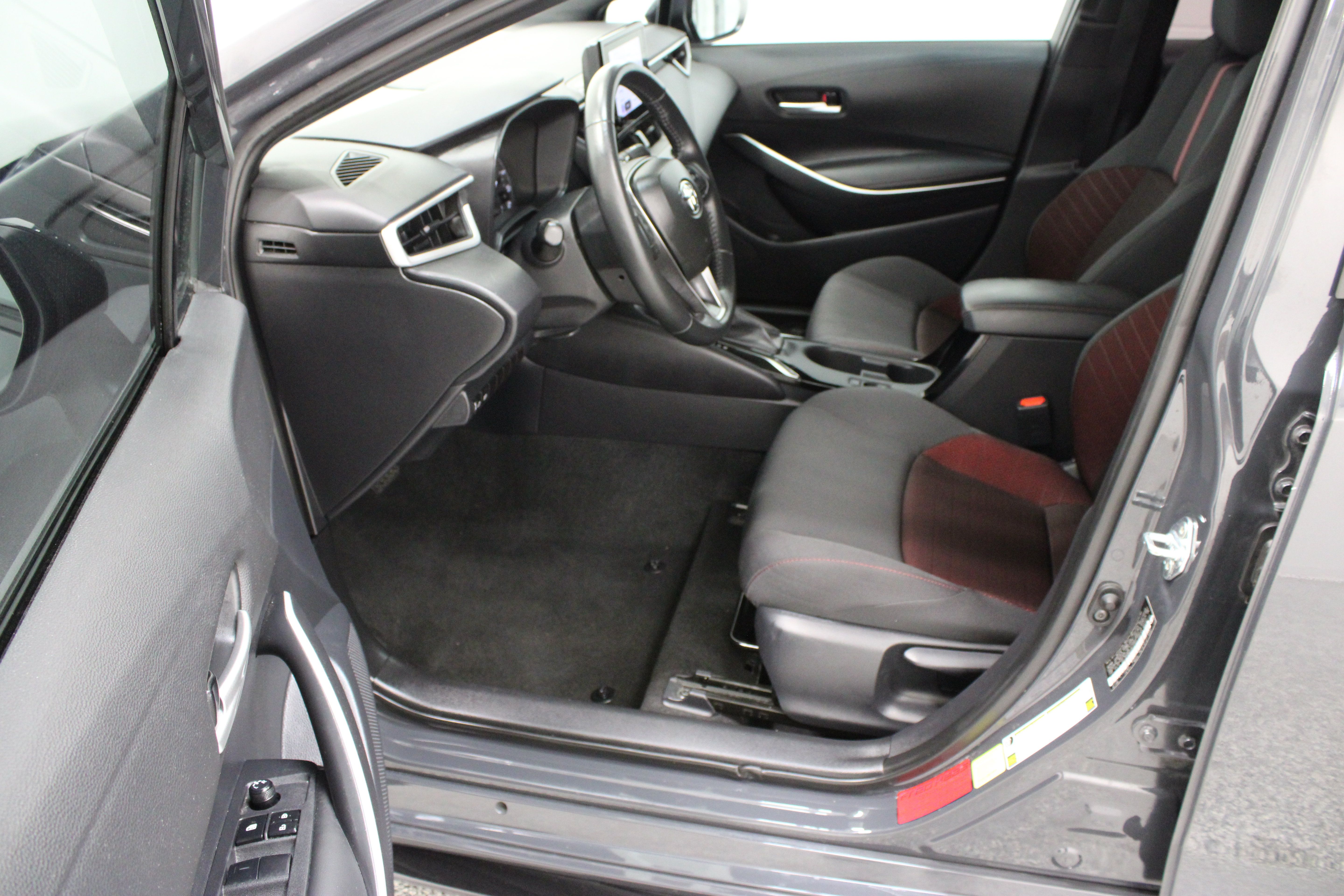 Used 2025 Toyota Corolla SE FWD image 14