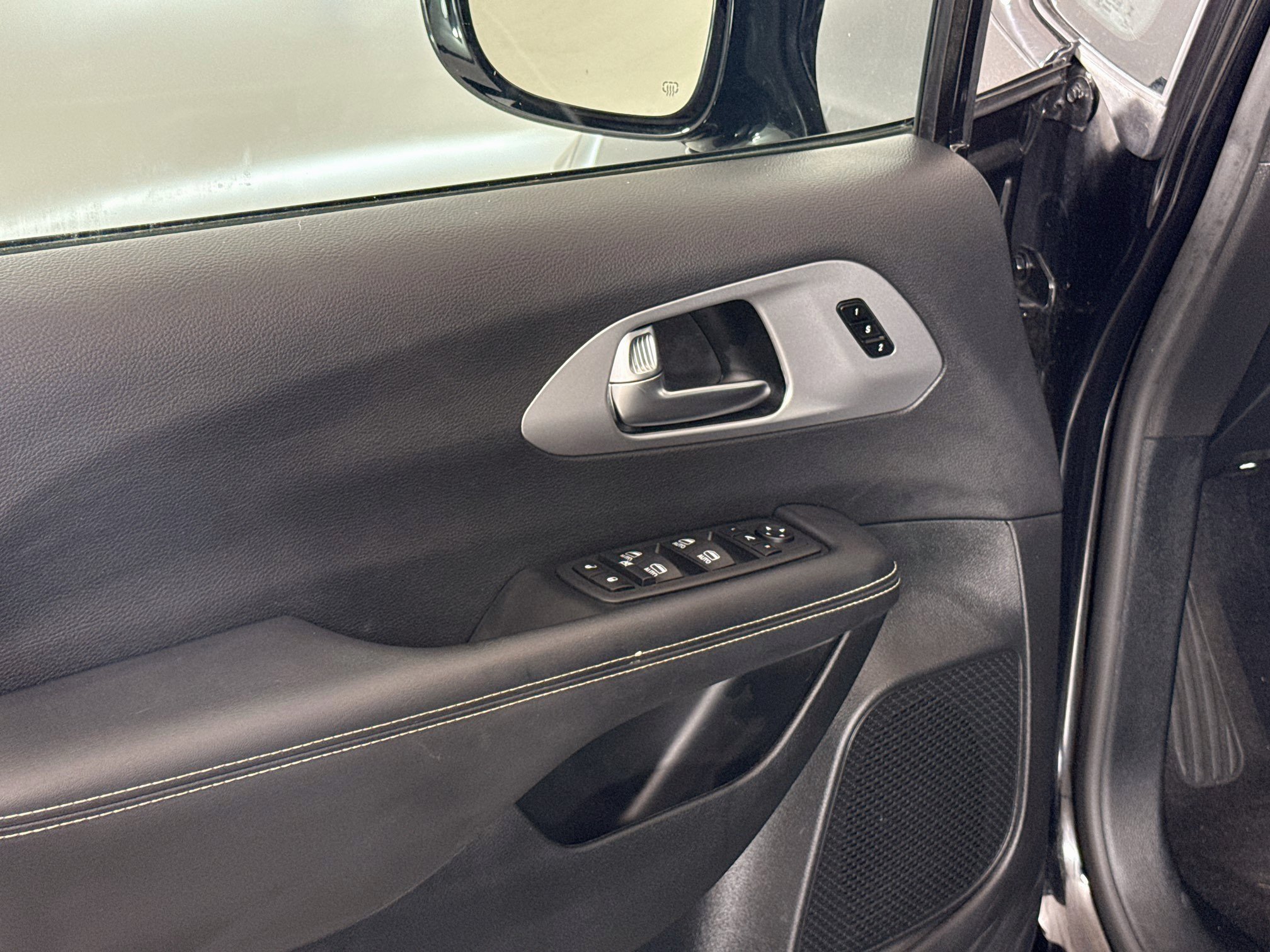 Used 2026 Chrysler Pacifica Limited w/ S Appearance Package FWD image 20