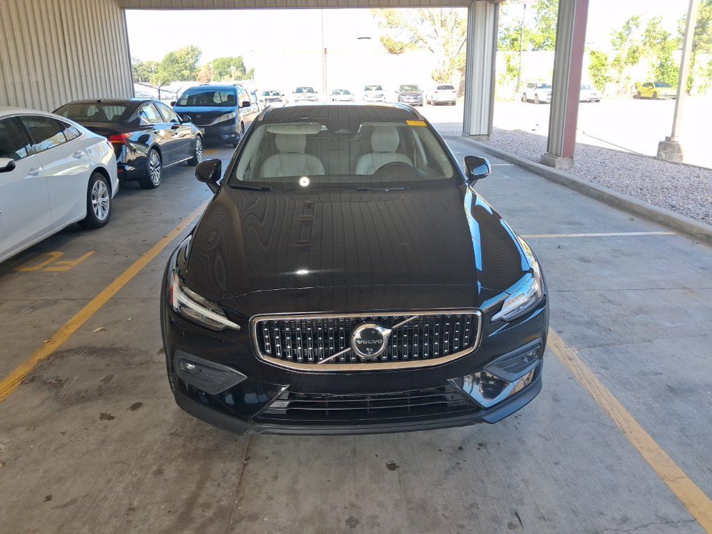 Used 2025 Volvo V60 B5 Cross Country Plus AWD/4WD image 5
