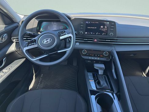 Used 2025 Hyundai Elantra Hybrid FWD image 19