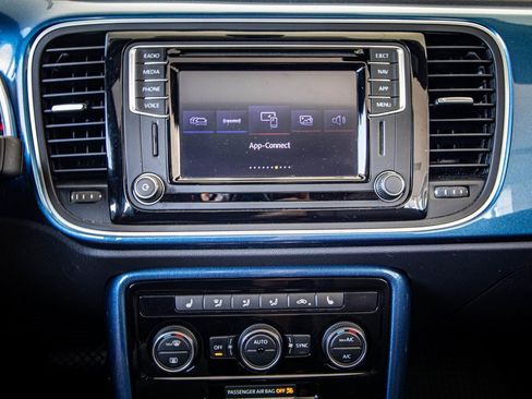 Used 2019 Volkswagen Beetle 2.0T SE image 4