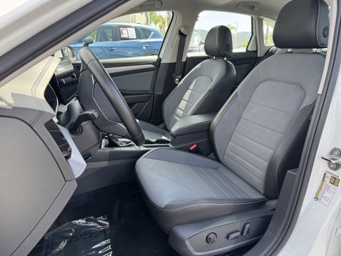 Used 2025 Volkswagen Jetta SE w/ Sunroof Package FWD image 15