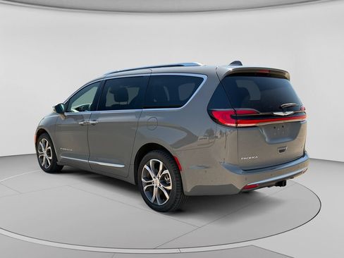 Used 2022 Chrysler Pacifica Pinnacle AWD/4WD image 5