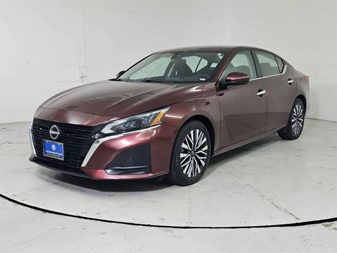 Used 2023 Nissan Altima 2.5 SV image 1
