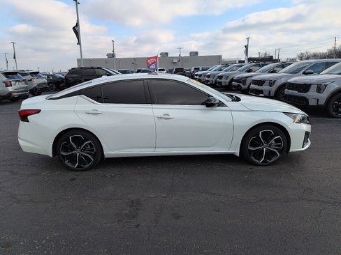 Used 2023 Nissan Altima 2.5 SR w/ SR Premium Package image 2