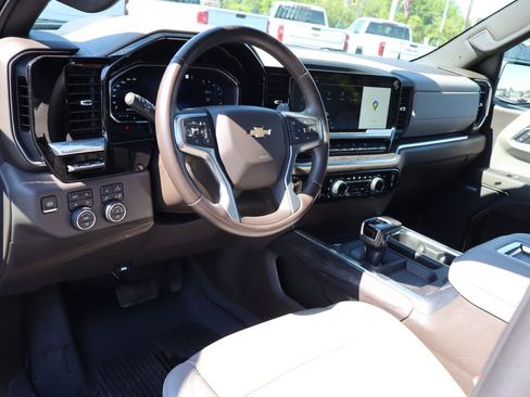 Used 2022 Chevrolet Silverado 1500 LTZ w/ LTZ Premium Package AWD/4WD image 5