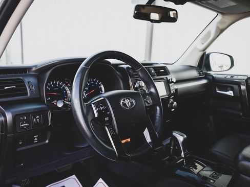 Used 2017 Toyota 4Runner TRD Off-Road Premium image 2