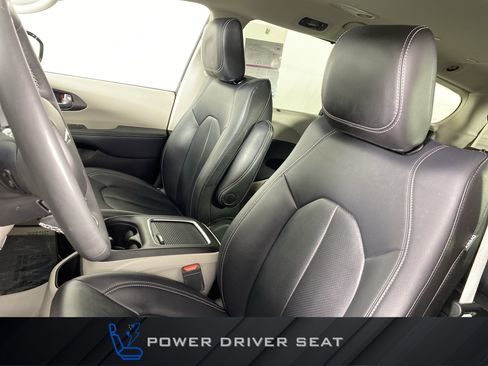 Used 2024 Chrysler Pacifica Touring-L image 16