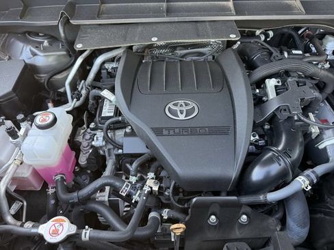 Used 2024 Toyota Highlander LE AWD/4WD image 32