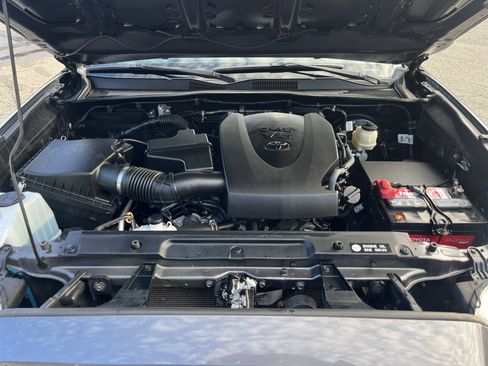 Used 2018 Toyota Tacoma SR5 image 32