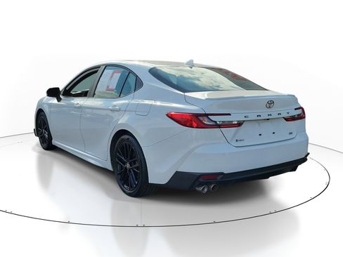 Used 2025 Toyota Camry SE image 3