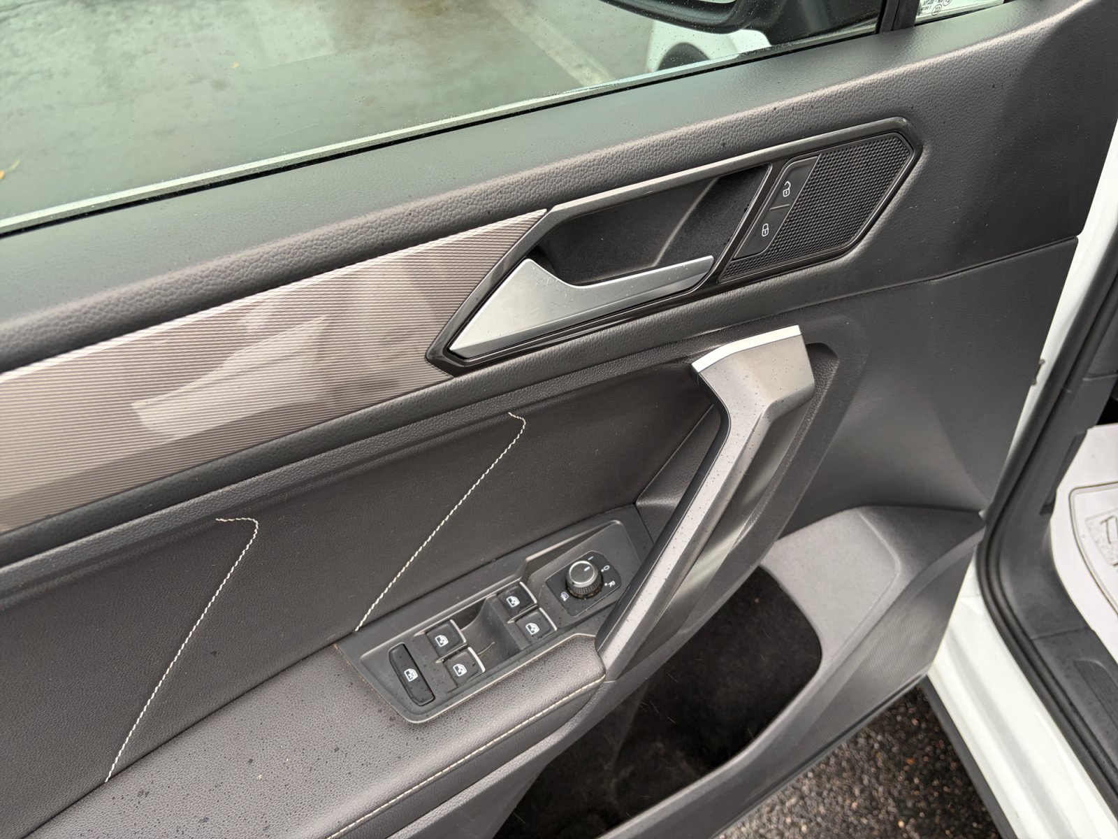 Used 2022 Volkswagen Tiguan SE AWD/4WD image 13