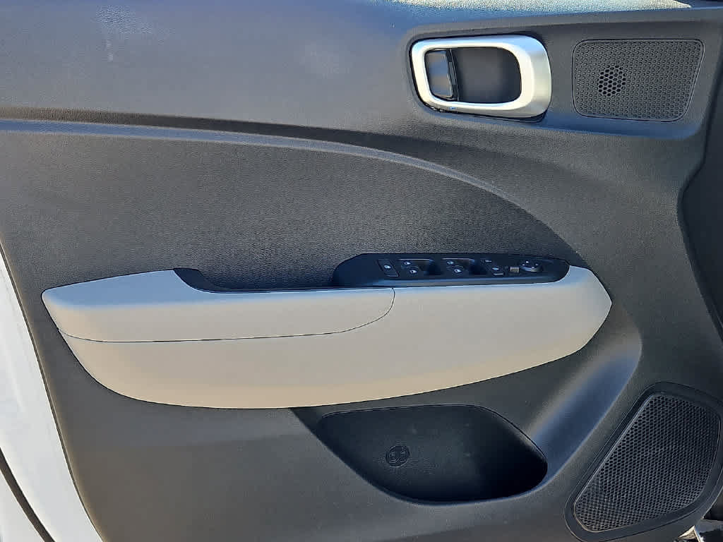 Used 2023 Hyundai Venue SEL FWD image 11