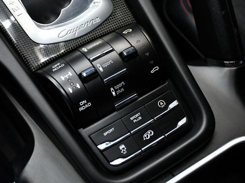 Used 2017 Porsche Cayenne GTS image 33