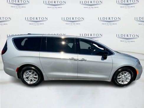 New 2026 Chrysler Pacifica Select image 4