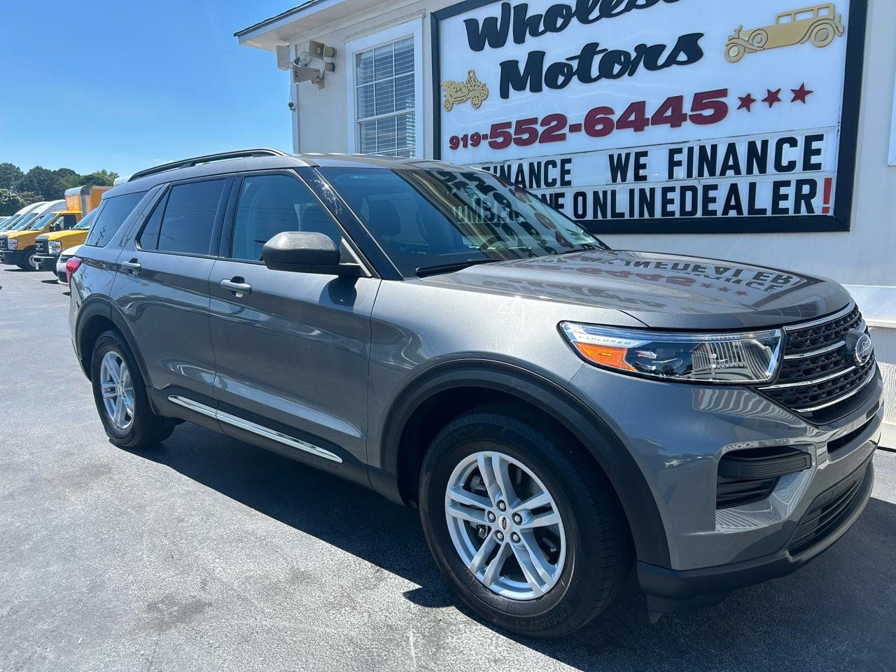 Used 2024 Ford Explorer XLT RWD image 2