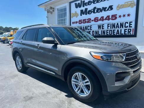 Used 2024 Ford Explorer XLT RWD image 2