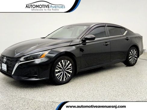 Used 2023 Nissan Altima 2.5 SV w/ SV Premium Package FWD image 1