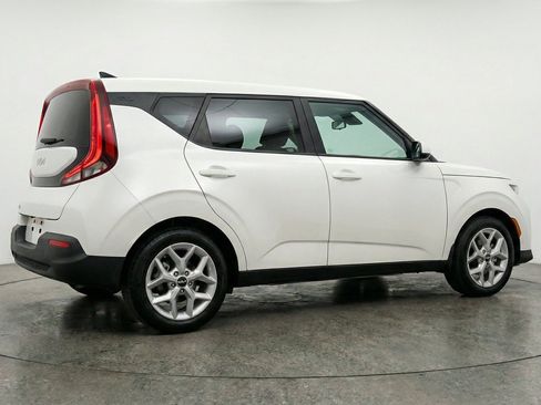 Used 2025 Kia Soul LX w/ LX Technology Package FWD image 9
