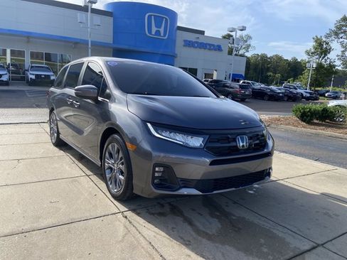 Used 2025 Honda Odyssey Touring image 2