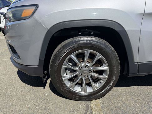 Used 2019 Jeep Cherokee Latitude Plus w/ Cold Weather Group AWD/4WD image 8