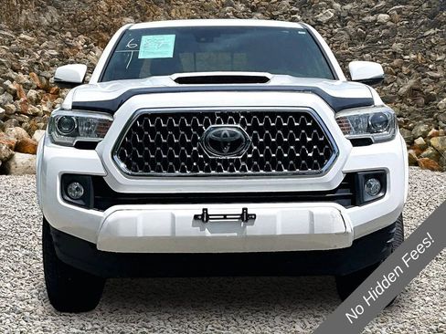 Used 2018 Toyota Tacoma TRD Sport AWD/4WD image 3