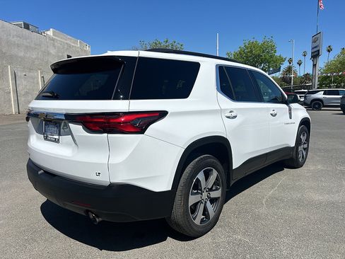 Used 2023 Chevrolet Traverse LT w/ LT Premium Package FWD image 3