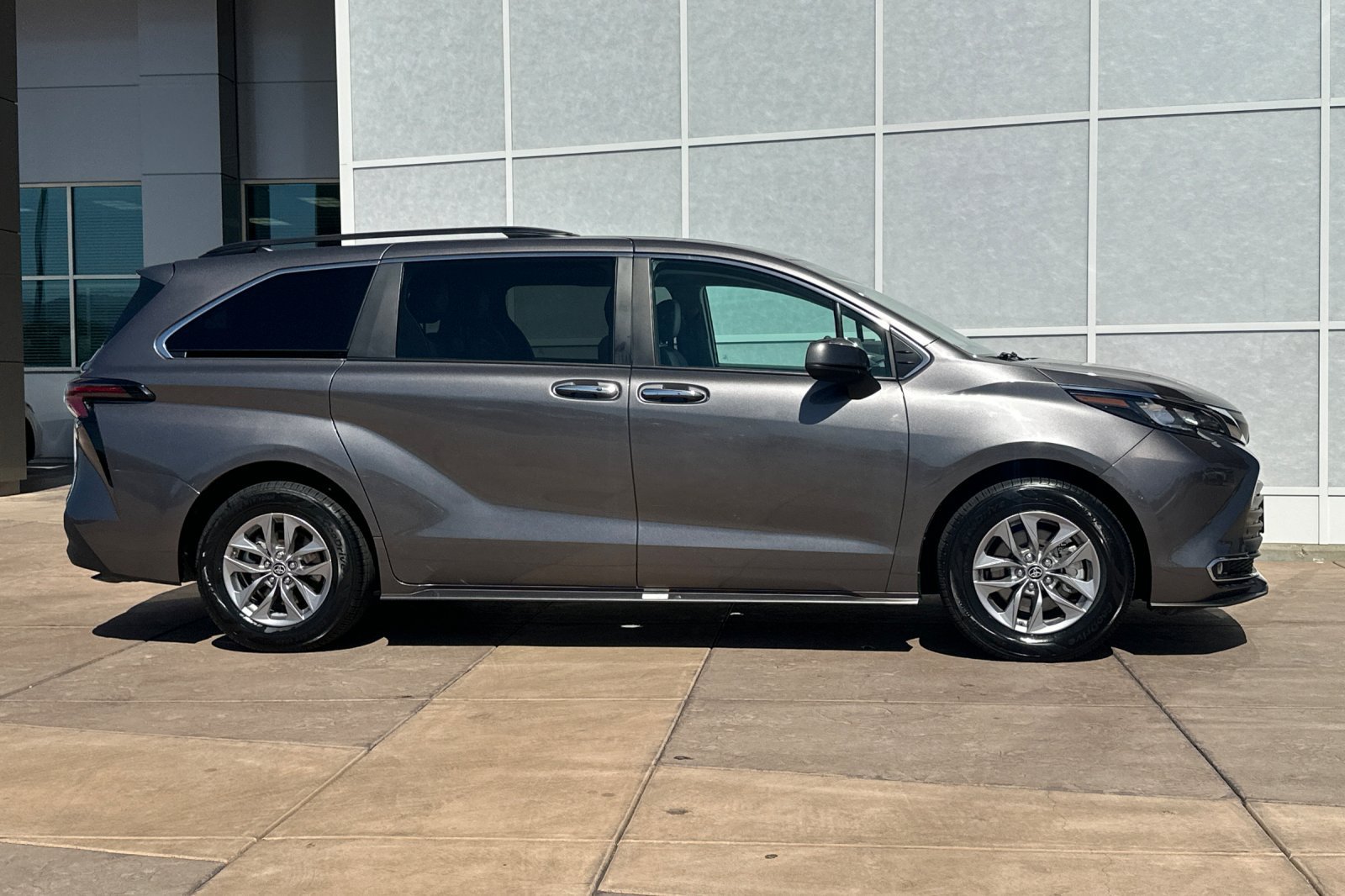 Used 2024 Toyota Sienna XLE FWD image 3