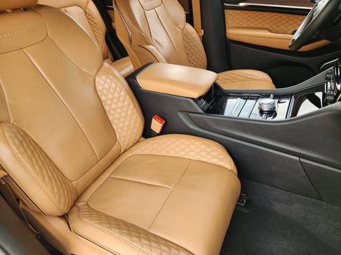Used 2024 Jeep Grand Cherokee Summit AWD/4WD image 10