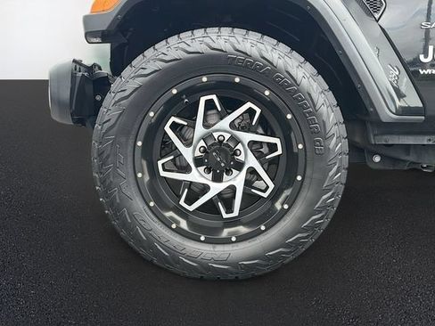 Used 2018 Jeep Wrangler Unlimited Sahara AWD/4WD image 31