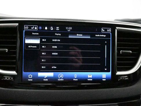 Used 2023 Chrysler Pacifica Touring-L FWD image 15