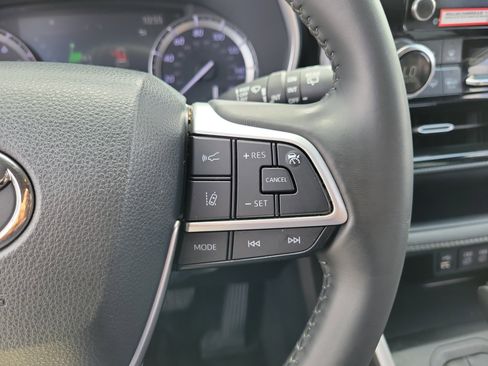 Used 2022 Toyota Highlander XSE FWD image 24
