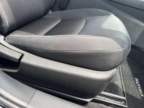Used 2025 Nissan Altima 2.5 SV FWD image 17