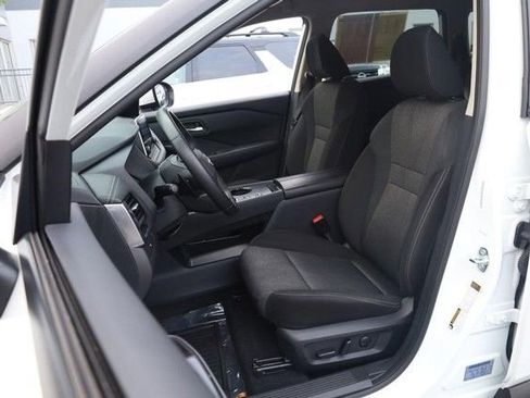 Certified 2025 Nissan Rogue SV FWD image 8