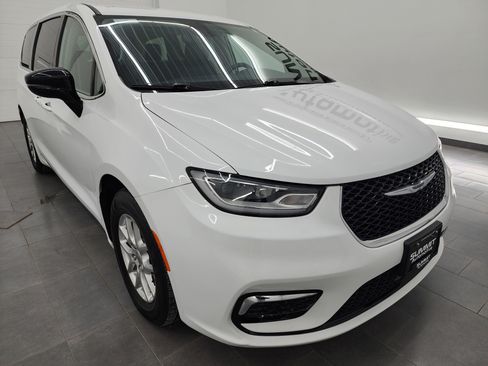 Used 2024 Chrysler Pacifica Touring-L image 2