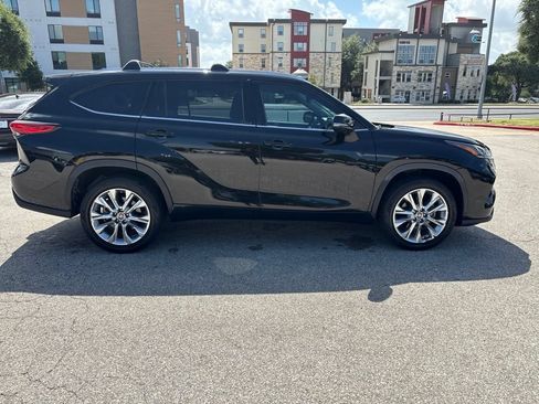 Used 2020 Toyota Highlander Limited FWD image 6